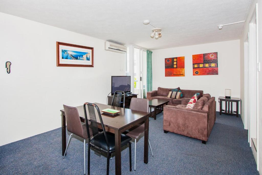 Raffles Royale Apartment Gold Coast Room photo